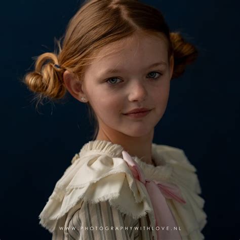 Model in de studio tijdens een portretshoot met verschillende achtergronden