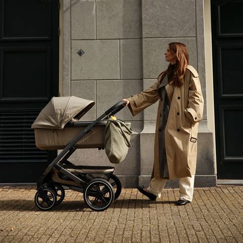 Foto van de Joolz Geo³ kinderwagen met ingeschakeld voorlicht.