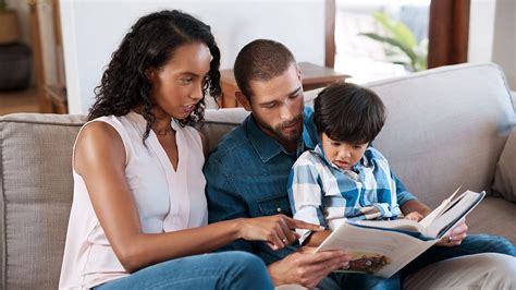 Dansende peuters met hun ouders in een studio