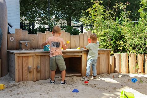 Illustratie van spelende kinderen op een natuurlijke buitenruimte met lachende gezichten.
