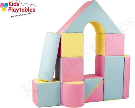 Een assortiment van diverse eco foam speelgoedelementen zoals blokken, schommelwippen en zitzakken in zachte, pastelkleuren.