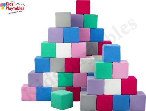 Een kind dat met plezier bouwt met grote, kleurrijke foam blokken.