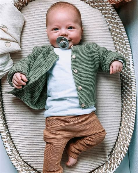 Informatieve afbeelding van een speenclip bevestigd aan babykleding