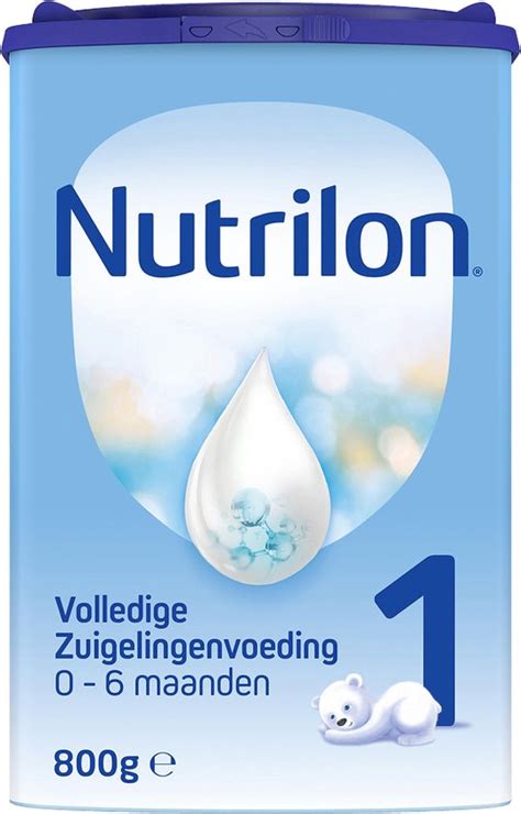 Baby die een fles met Nutrilon A.R. 1 voeding drinkt