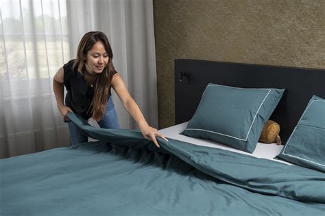 Illustratie van hoe het label op een hoeslaken helpt bij het correct opmaken van het bed