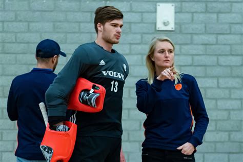 Marieke Dijkstra in gesprek met haar team