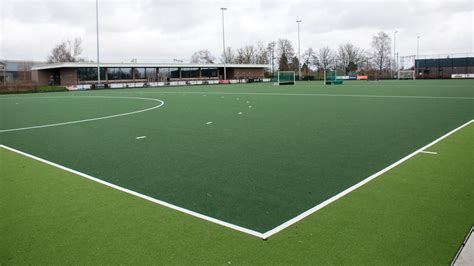 Overzicht van het hockeyveld tijdens een wedstrijd