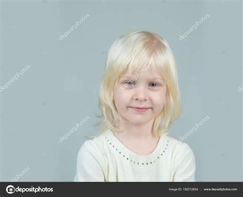 Fotomontage van een 9-jarig meisje met blonde haren en engelachtig gezichtje