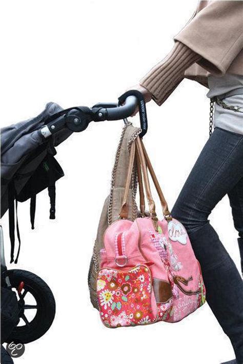 Illustratie van de LUVION® Kinderwagen haak bevestigd aan een kinderwagen met tassen eraan.