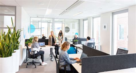 Illustratie van een modern kantoor in Almere met mensen die efficiënt werken.