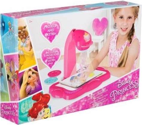 Illustratie van de DISNEY Princess tekenprojector met Elsa, Assepoester, Rapunzel en Belle, die op papier worden geprojecteerd.