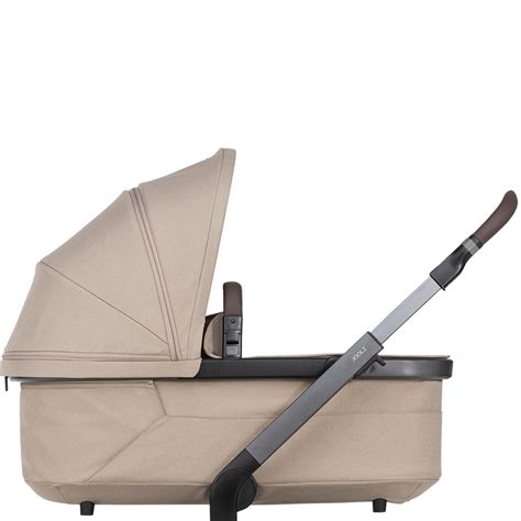 Gedetailleerde afbeelding van de Joolz Day5 reiswieg met focus op het zachte matras en ventilatiemogelijkheden