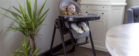 Tafel gedekt met een lege kinderstoel