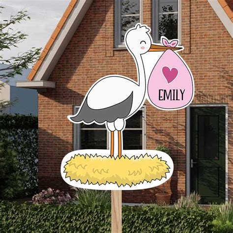 Een vrolijk geboortebord met de naam van de baby in een tuin