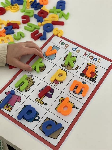 Illustratie van foam letters en cijfers die aan een badkamermuur plakken