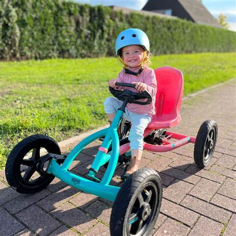 Kind dat op een skelter rijdt