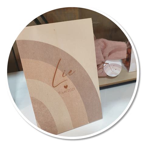Een selectie van verschillende houten geboortekaartjes in diverse stijlen en kleuren, met 3D-effecten.