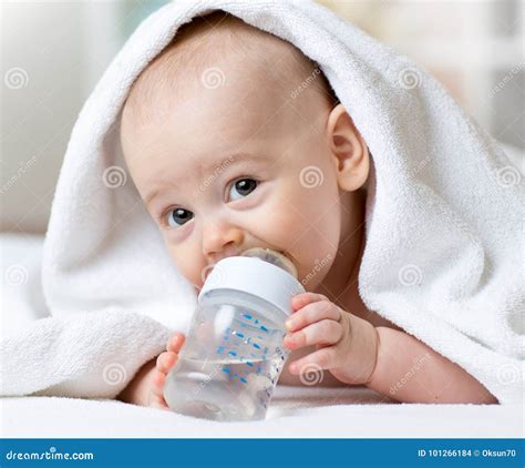 Illustratie van een baby die moedermelk drinkt