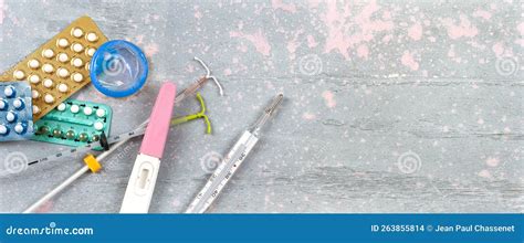 Een selectie van geborduurde anticonceptiemiddelen uit Katrina Majkut's serie 'In Control'.