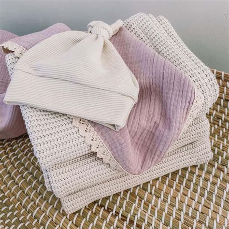 Een baby wieg met zachte dekens