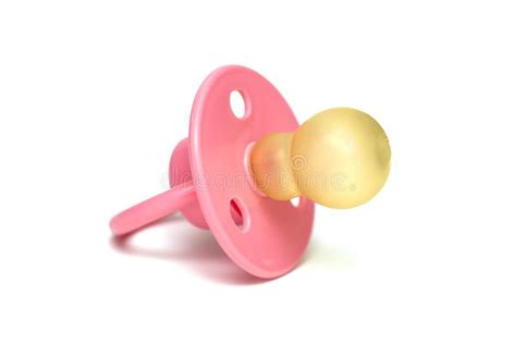 Foto van een baby die ontspannen op een fopspeen zuigt.
