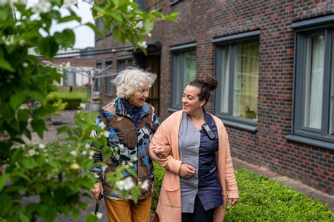 Foto van een rustige, groene omgeving rondom een woonzorgcentrum voor ouderen.