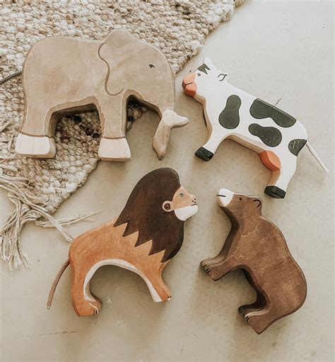 Stijlvolle houten dieren als decoratie in een woonkamer