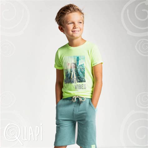 Illustratie van een baby met zomerse kleding en accessoires