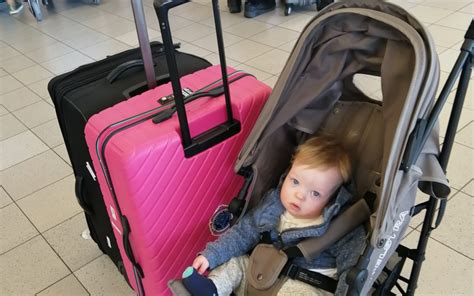 Informatieve poster over de afmetingen en regels voor het meenemen van een kinderwagen aan boord