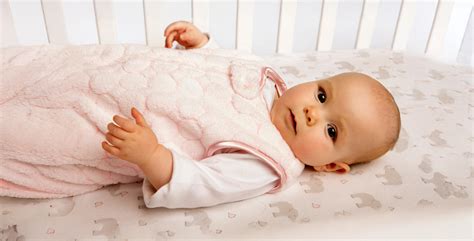 Baby slaapt vredig in een lichte, hydrofiele slaapzak