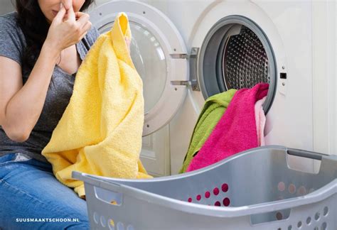 Illustratie van het correct afspoelen en wassen van borstkolfonderdelen