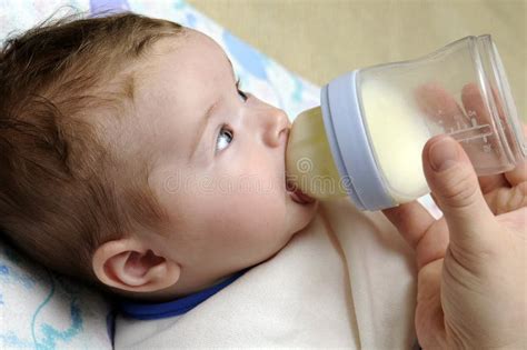 Baby die een flesje melk drinkt