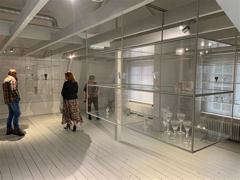Interieur van een glasmuseum met diverse collecties