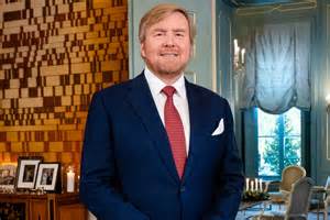 Verzameling van koninklijk glaswerk, waaronder een geboorteglas van Koning Willem Alexander