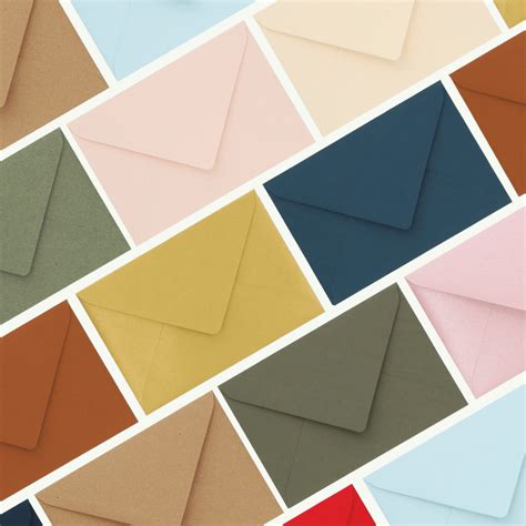 Collage van verschillende enveloppen en sluitzegels in diverse kleuren en stijlen.