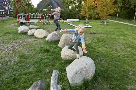 Foto van kinderen die buiten spelen in een natuurlijke omgeving