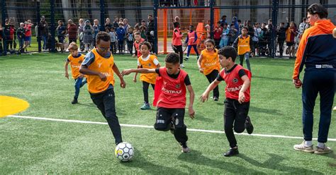 Kinderen die spelen op een Cruyff Court