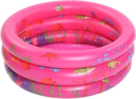 Illustratie van een baby die veilig in een badring zit in een kinderbadje