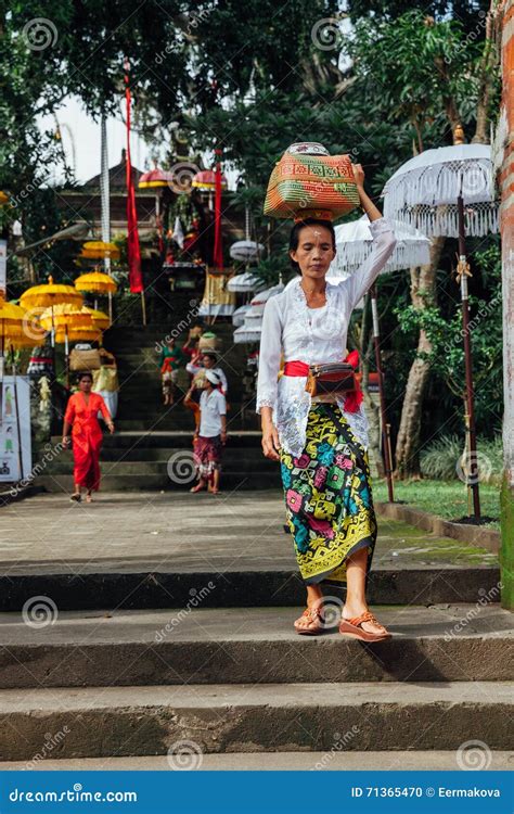 Balinese vrouw met Frangipani bloem in haar haar
