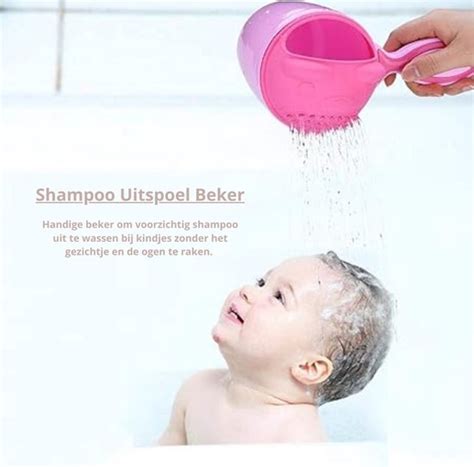 baby met schuimende haartjes in bad