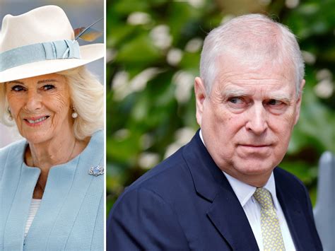 Foto van Koningin Elizabeth II met haar jongste zonen Prins Andrew en Prins Edward in 1974