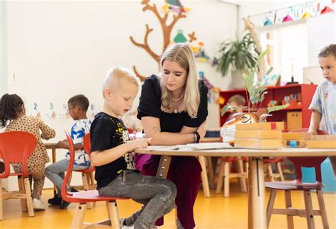 Illustratie van lachende kinderen en pedagogisch medewerkers in een kinderdagverblijf