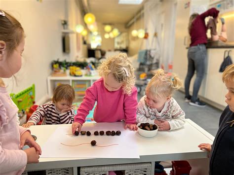 Collage van diverse activiteiten in de kinderopvang: knutselen, buitenspelen, voorlezen