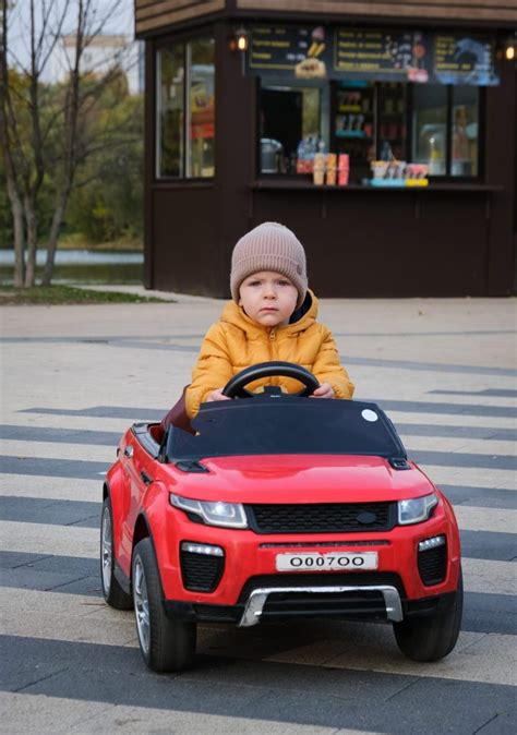 Collage van officiële gelicentieerde elektrische kinderauto's van topmerken zoals Mercedes, BMW, Lamborghini en Ford.