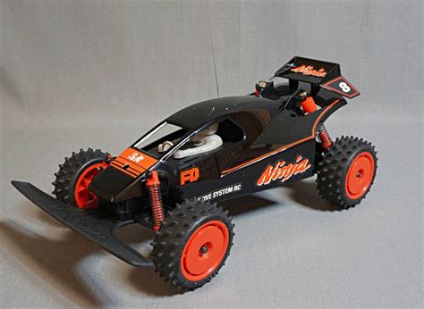 Een Marui Ninja FD radiografisch bestuurbaar model in zwart, met details van de besturing.