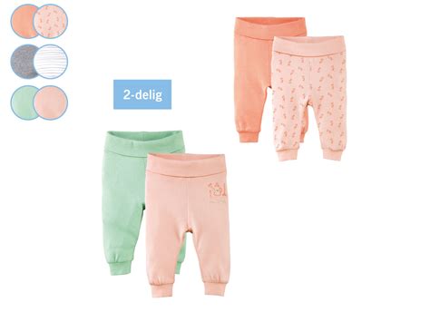 Illustratie van diverse babykledingstukken van Baby Blue, zoals broekjes en setjes.
