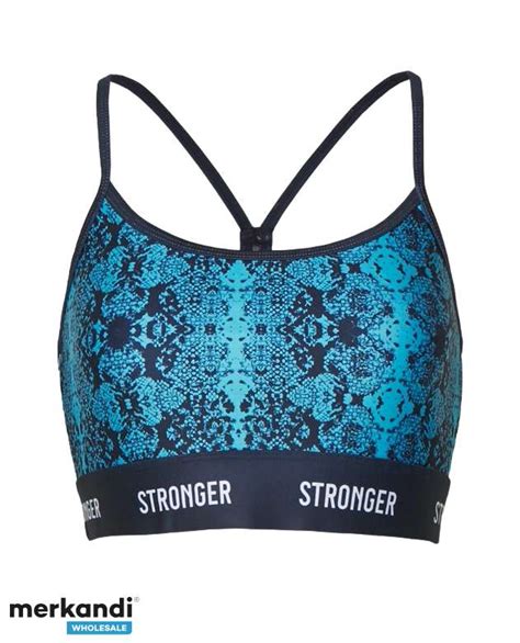 Een assortiment van diverse geboortepakjes in verschillende kleuren en stijlen.