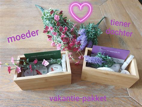 Een babykledingpakketje, klaar om ingepakt te worden.