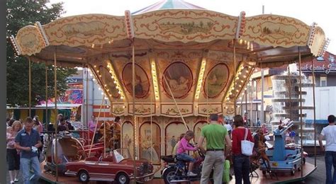 Kinderen die genieten van de draaimolen op De Bazaar