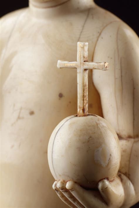 Pijpaarden beeldje van een gebusseld Jezuskindje